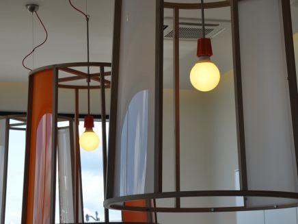 formspændt trælampe fremstillet for unoform af møbelsnedkeri Kjeldtoft