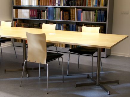 Zoro bordstel brugt i Steno biblioteket, møbelsnedkeri Kjeldtoft